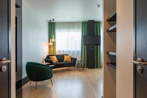 鹿特丹鹿特丹詹姆斯酒店的客厅配有沙发和椅子