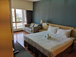Kampong PenagaSunway Luxury Suites的酒店客房,配有一张带蜡烛的床