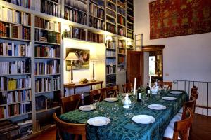 拉达-因基安蒂Cosoli的用餐室配有桌椅和书籍