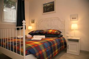 佛罗伦萨Giripaso Apartment的一间卧室配有带条纹毯子的床