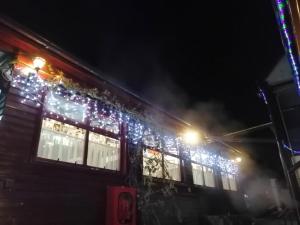 巴兹纳Casa Bazna的一座晚上用圣诞灯装饰的建筑