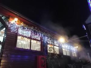 巴兹纳Casa Bazna的一座晚上遮着圣诞灯的房子
