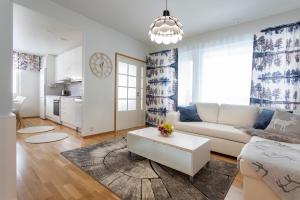 罗瓦涅米Tuomas´ luxurious suites, Kelo的客厅配有白色的沙发和桌子
