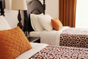 塞图巴尔6/4 de Sado的酒店客房设有两张床和窗户。