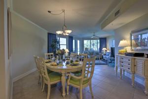 德斯坦Oceanfront Retreat Modern Living on Miramar Beach的厨房以及带桌椅的用餐室。
