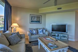 德斯坦Oceanfront Retreat Modern Living on Miramar Beach的带沙发和电视的客厅