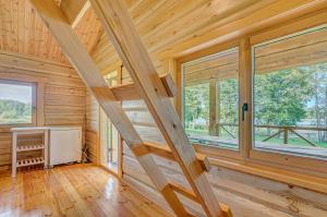 莫雷泰Sauna with the Private Lake Access的小木屋设有木制天花板和窗户。