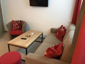 海利根布卢特拉格尔膳食公寓的客厅配有沙发和桌子