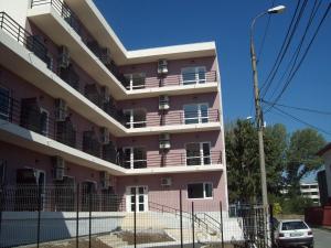 南埃福列Raul的一座粉红色的建筑,旁边设有阳台