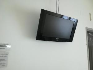 里米尼皮加勒酒店的挂在墙上的平面电视