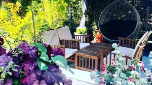 罗威Rosa Park的花园设有椅子、桌子和鲜花