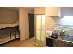 川崎Sadie's Home / Vacation STAY 7575的一间带水槽和一张双层床的小厨房