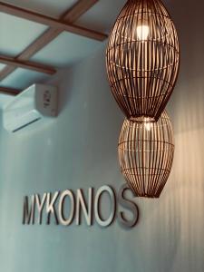 敖德萨Mykonos Hotel Apart Maestro的吊灯挂在一块标志上,上面有我的空格标志