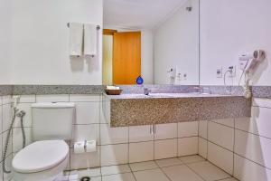 彼得罗利纳彼得罗利納德里奥金钗酒店的一间带卫生间和水槽的浴室
