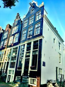 阿姆斯特丹Realeneiland Bed & Breakfast的街道上有许多窗户的大建筑