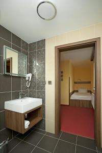 明星酒店的一间浴室