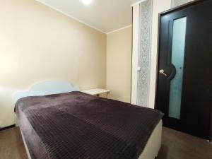 布古拉玛Апартаменты на Сайдашева 3的一间卧室设有一张床和一个黑色的门