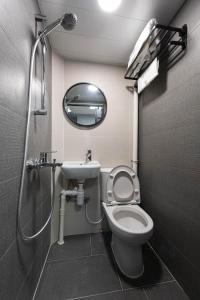 香港Studio Stay的浴室配有卫生间、盥洗盆和淋浴。