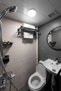 香港Studio Stay的一间带卫生间和水槽的小浴室