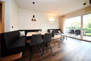纳莱斯纳尔瑟霍夫花园住宅公寓式酒店的一间带桌椅的用餐室