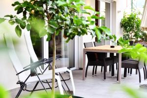 纳莱斯纳尔瑟霍夫花园住宅公寓式酒店的植物阳台的桌椅