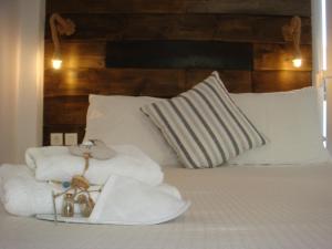 艾丽奇Ammos Luxury Studios的一间卧室配有带毛巾的床