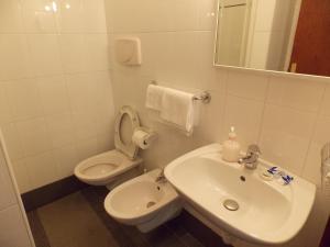 马泰拉罗马阿尔伯格酒店的白色的浴室设有水槽和卫生间。