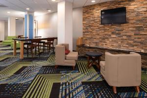 Holiday Inn Express Towson- Baltimore North, an IHG Hotel酒廊或酒吧区