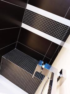 比亚韦斯托克Emerald Apartament的浴室铺有黑白瓷砖地板。