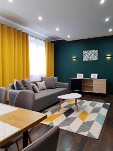 比亚韦斯托克Emerald Apartament的客厅配有沙发和桌子