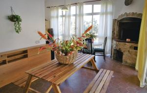 罗列特海岸Villa Suria的客厅配有带一篮鲜花的桌子