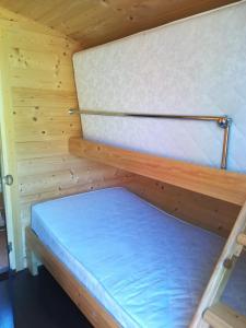 尤卡尔内Imantas nams的小木屋内带两张双层床的客房