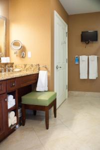 庞特韦德拉比奇蓬特韦德拉高尔夫俱乐部酒店的浴室设有水槽、椅子和镜子