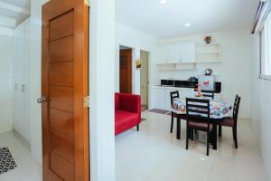 MabalacatOYO 645 Ljenj Apartelle的厨房以及带红色椅子和桌子的用餐室