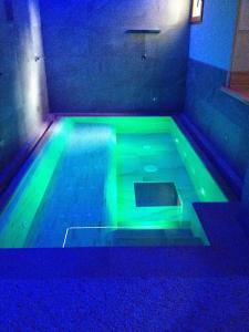 坎皮泰洛迪法萨圣朱斯托酒店的一座绿灯的大型游泳池