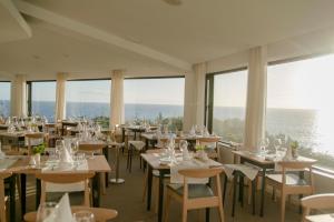 卡罗拉卡罗拉度假酒店的用餐室设有桌椅和窗户。