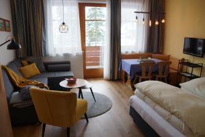 格绍贝格布里克之家酒店的客厅配有沙发和桌子