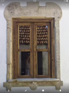 拉梅戈Quinta do Fôjo的石墙中的木窗