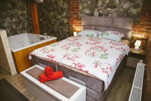 科普里夫尼察Hotel ZRINSKI的一间卧室配有一张床和浴缸