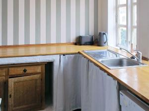 班霍尔姆4 person holiday home in Bandholm的厨房配有水槽和台面