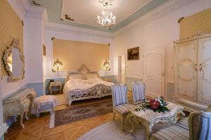 利贝雷茨列夫兹拉季号角大酒店的一间卧室配有一张床、两把椅子和一张桌子