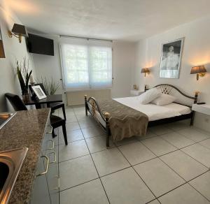 GalsApart-Hôtel Pont-de-Thielle的酒店客房带一张床和一个厨房
