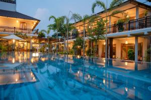 富国Suối Mây Phú Quốc Garden Resort - Full 24h Stay的大楼前的酒店游泳池