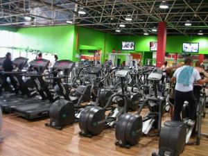科利亚多·比利亚尔瓦加莱克酒店的一间健身房,里面装有一堆跑步机