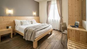 西尔米奥奈比安卡住宅酒店的酒店客房设有床和窗户。