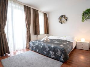 布拉迪斯拉发城市中心公寓的一间设有床铺的卧室,位于带窗户的房间内