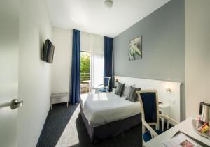 岩尼维利马尔索酒店的酒店客房设有两张床和窗户。