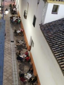 安特克拉梅森乌诺酒店的一群坐在大楼桌子上的人