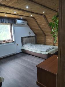 KovácsszénájaKovácsszénája Vendégház的木屋内的卧室配有一张床