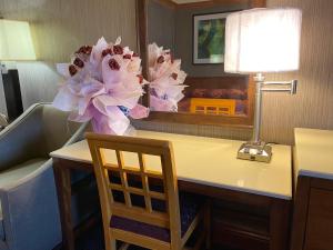 圣盖博贵宾酒店的一张桌子,房间配有灯和镜子